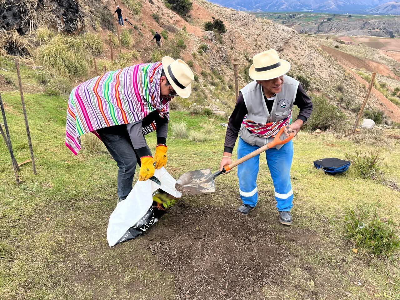 Comunidades campesinas realizando labores de conservación